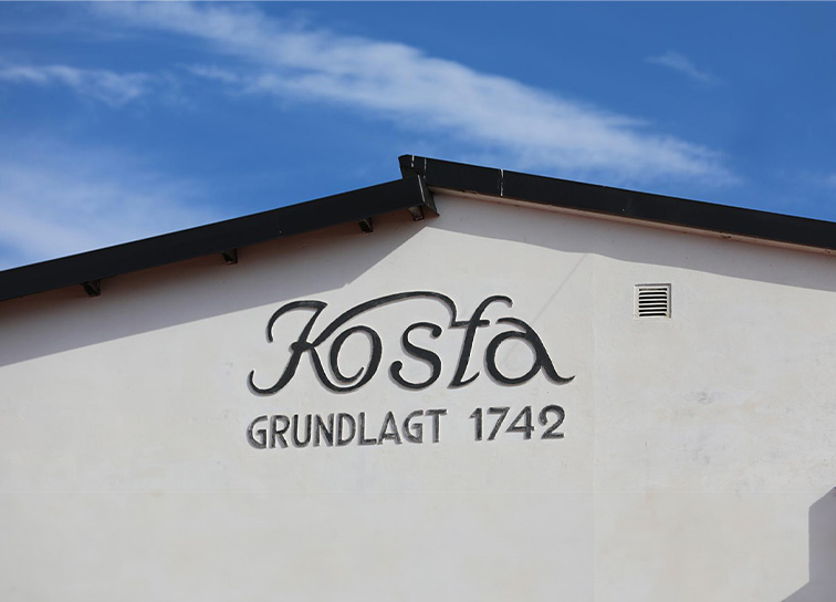 Fasad med Kosta-logotypen