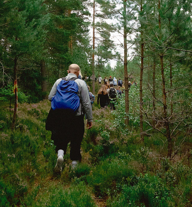 Grupp människor som vandrar