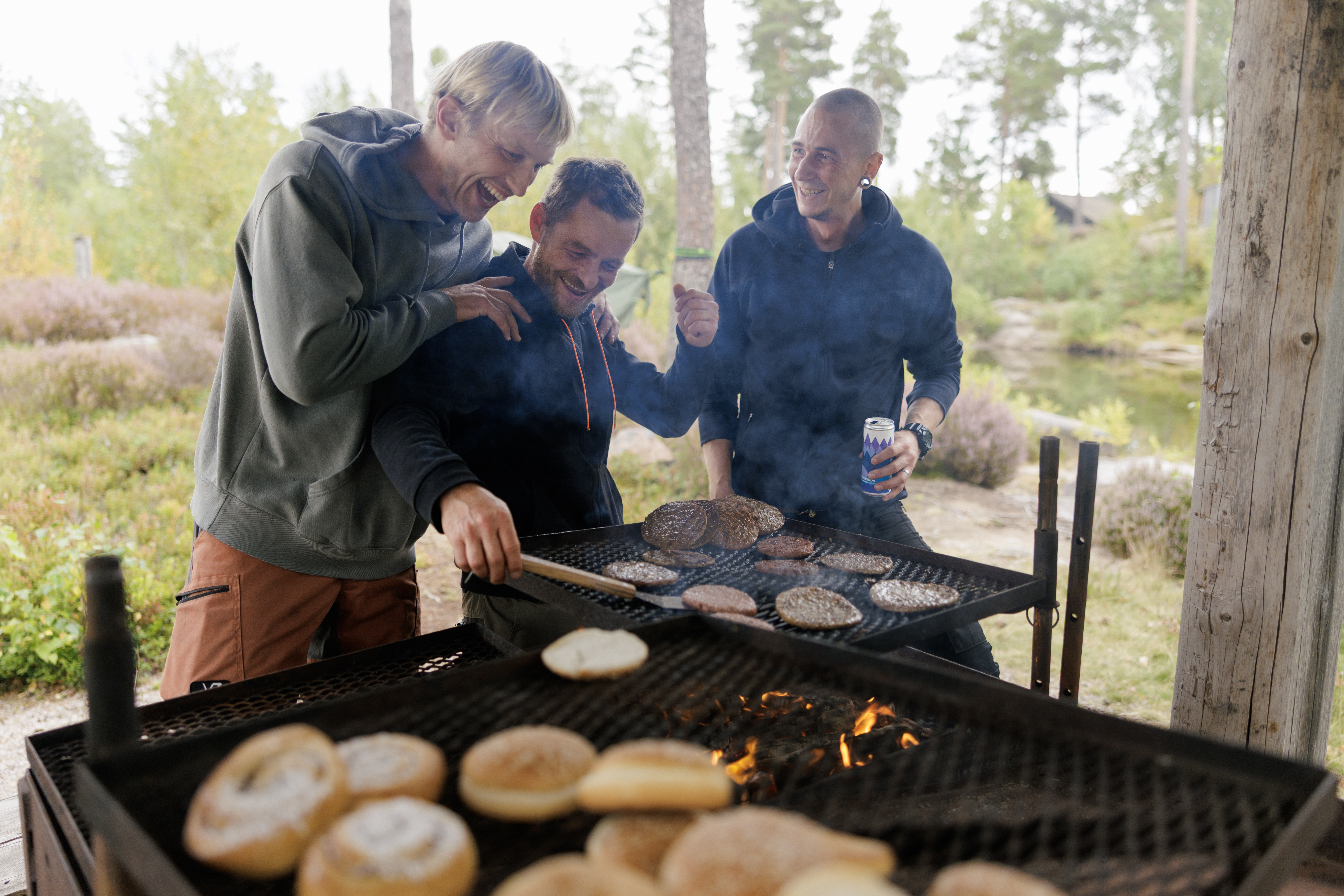 Grill med grönsaker och korv med utsikt