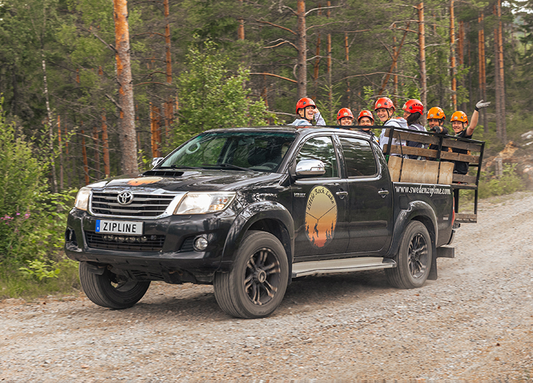 Ungdomar åker transport till nästa ziptur