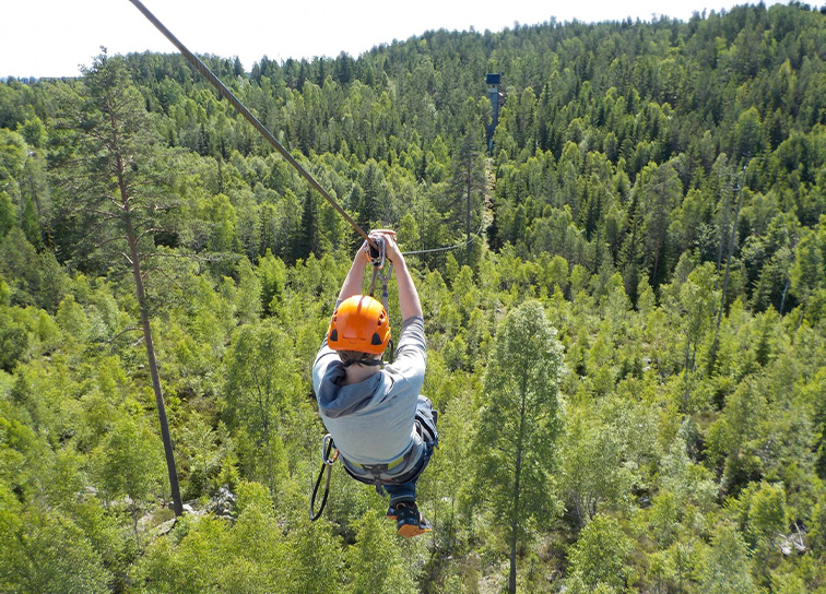 Person som åker zipline