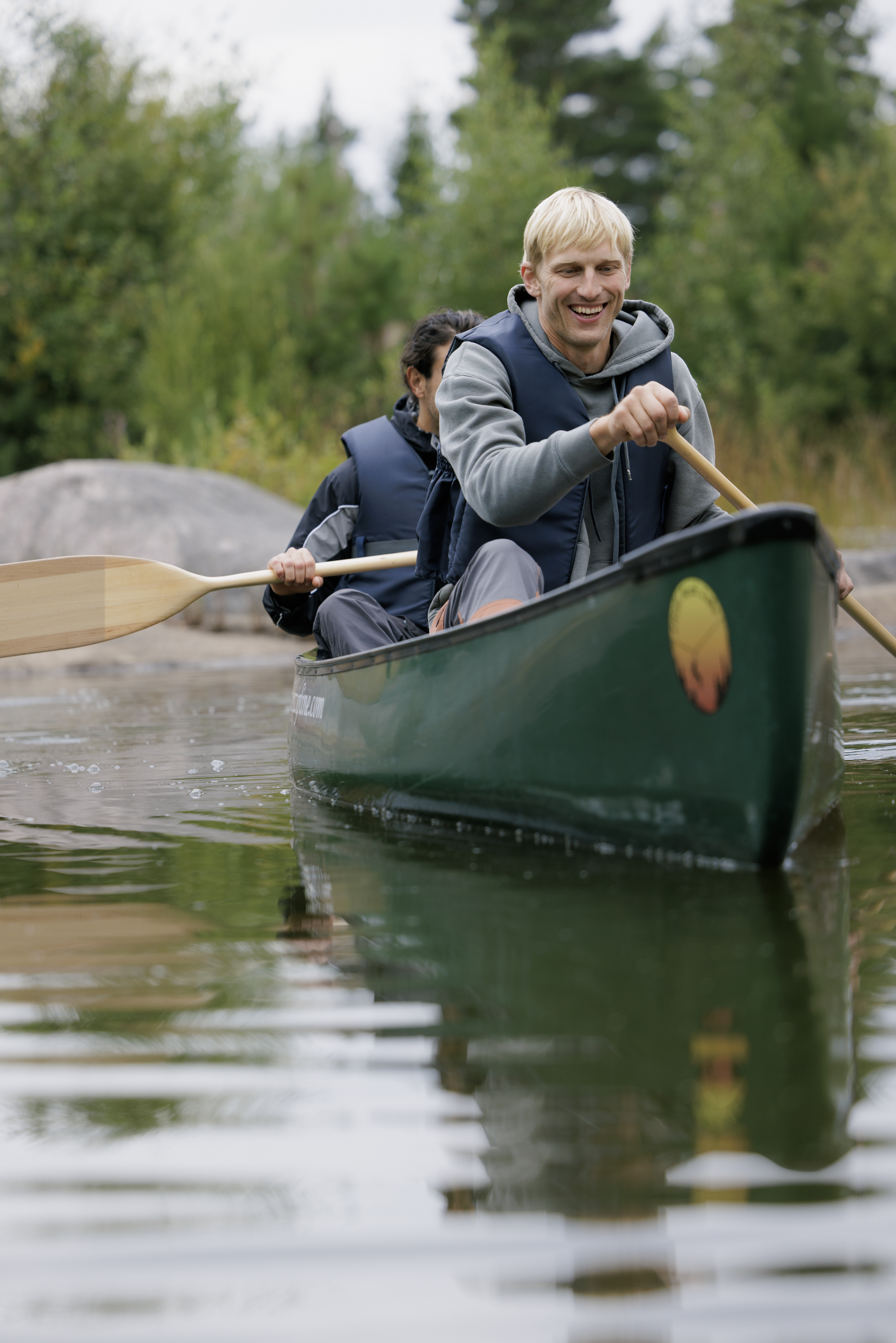 Två personer som åker kanot