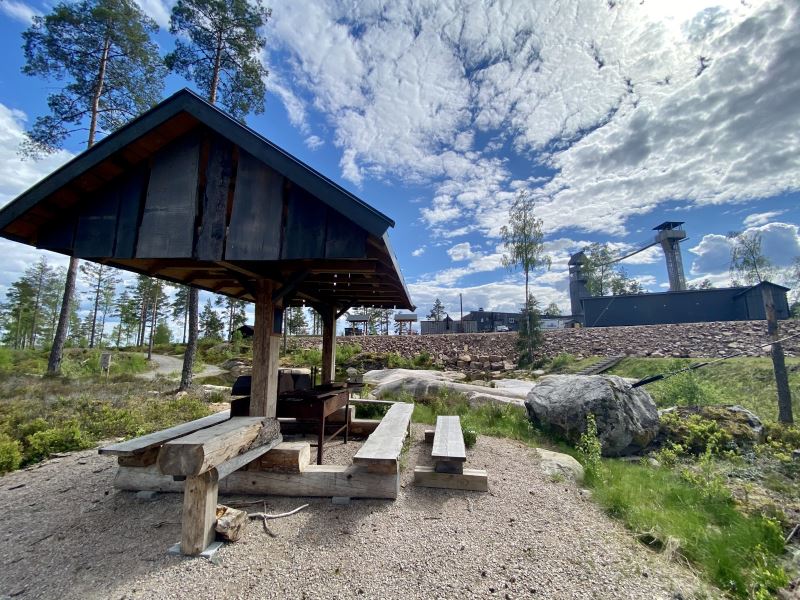 Grillplats Lake består av fyra ihopställda grillar.