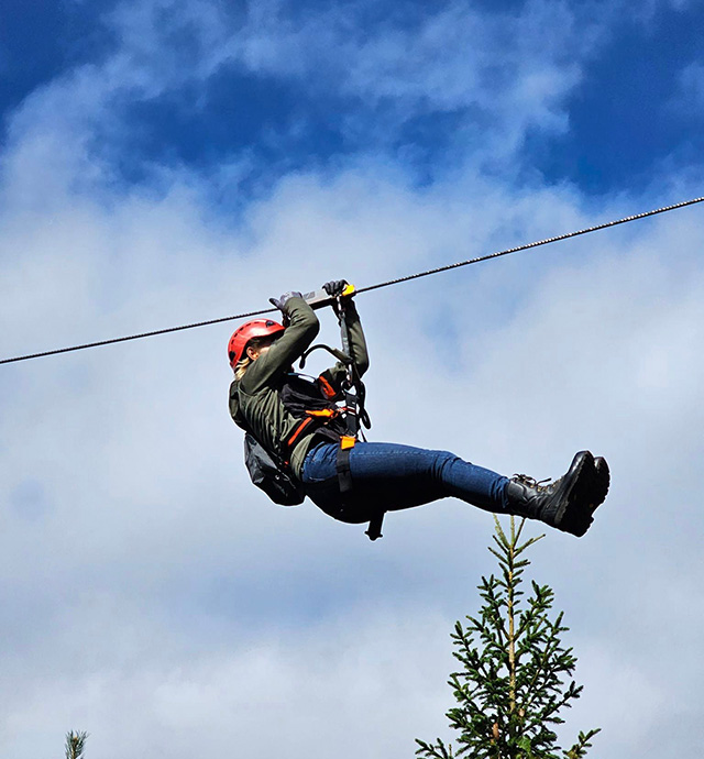 Person som åker zipline