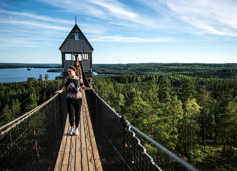 Tjej på en hängbro