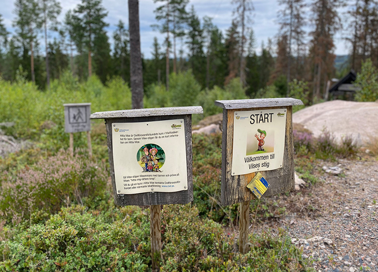 Två skyltar med tipspromenaden Vilses Stig