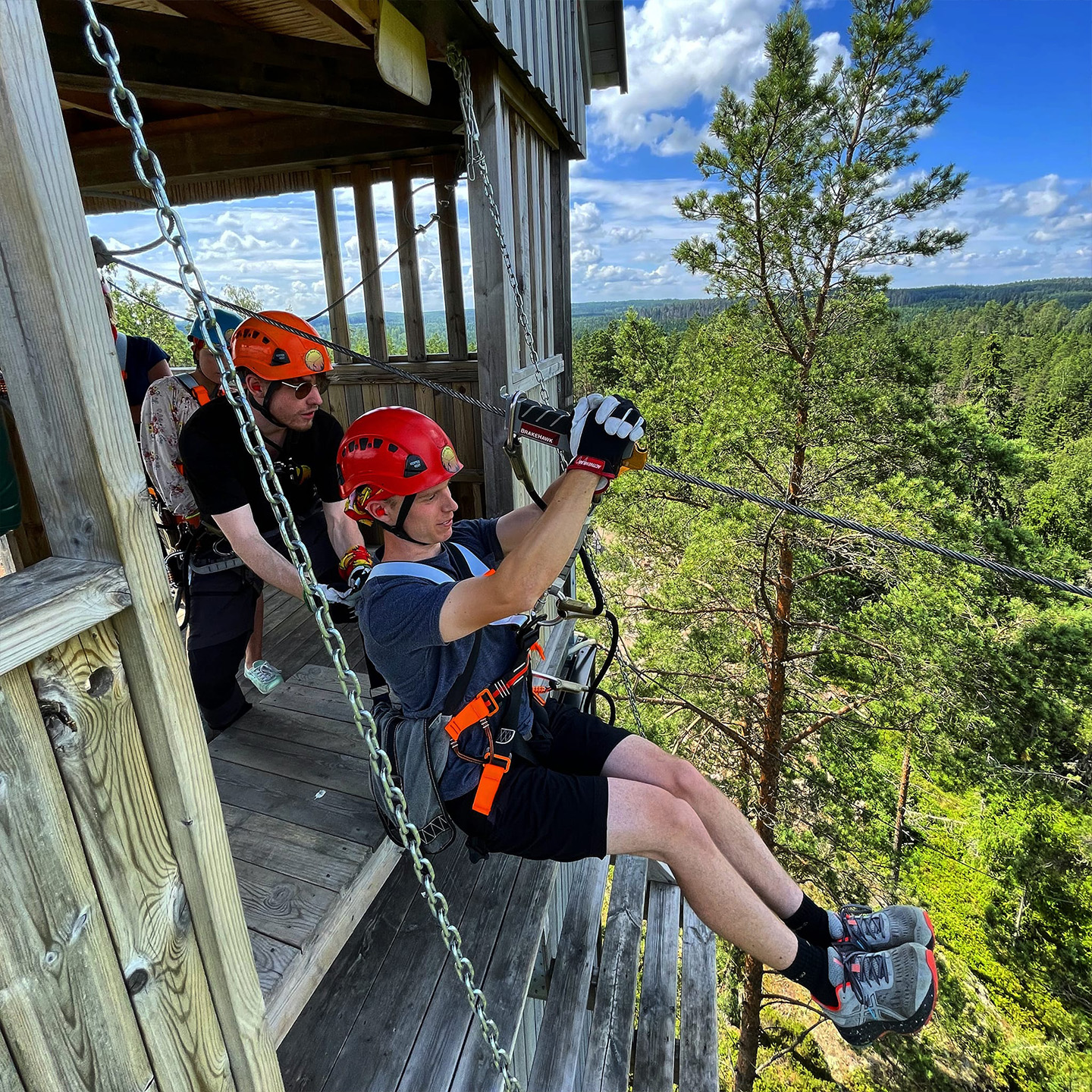 Man som åker zipline