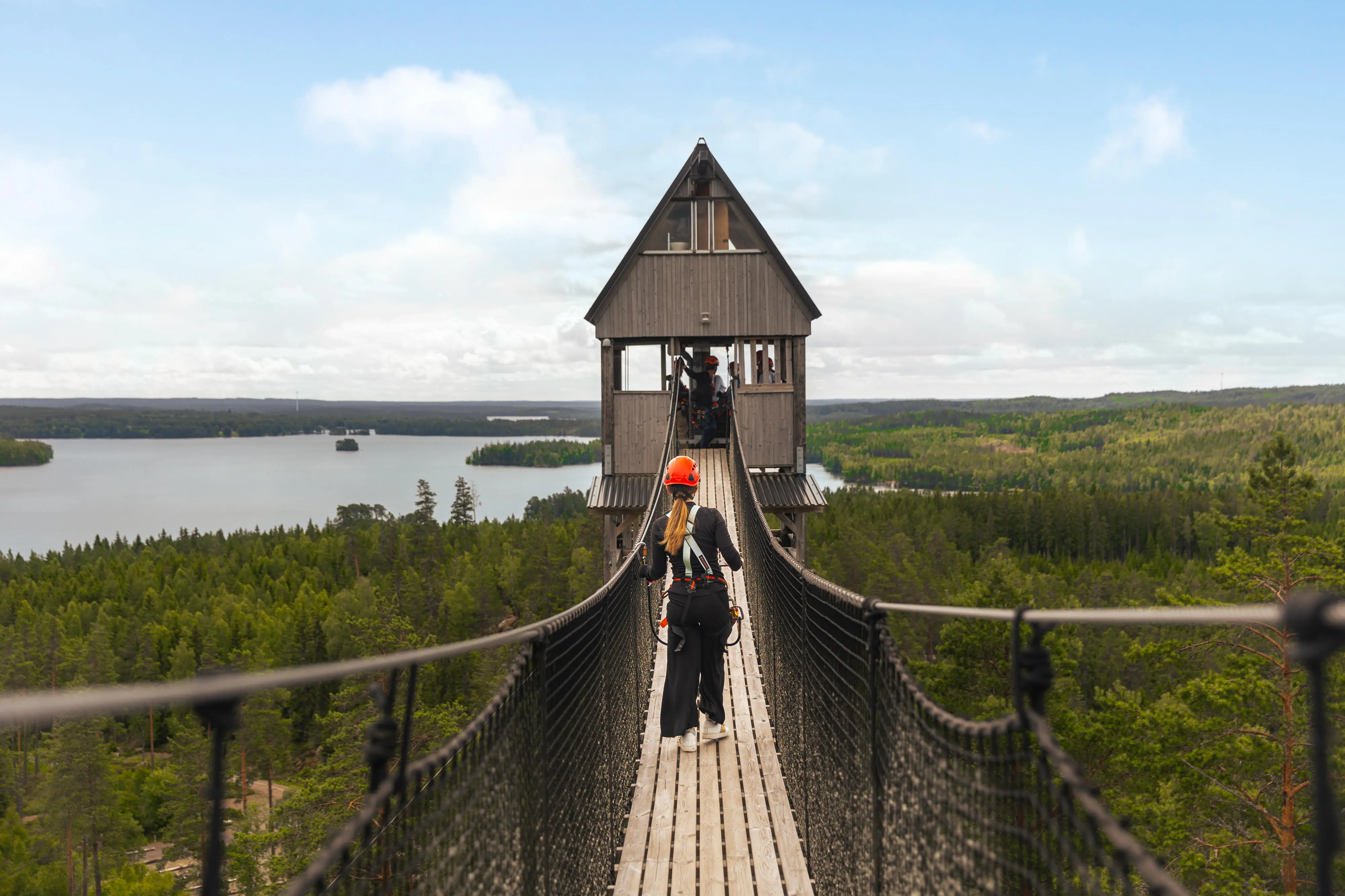 Jugendliche werden mit dem Transport zum nächsten Ziplining-Abenteuer gebracht.